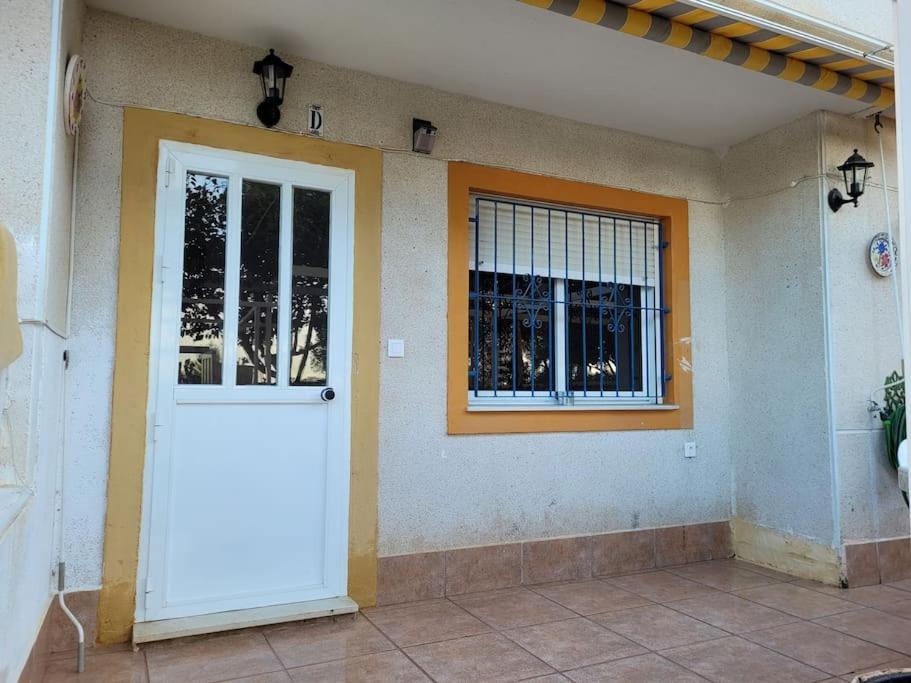 Apartamento Bajo Con Terraza Y Piscina Torrevieja Exterior foto